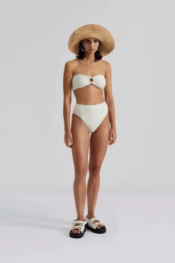 Lisa bikinitrosor